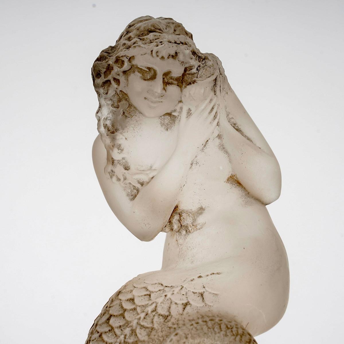 1920 René Lalique - Estatuilla Mascota Coche Naiade Vidrio Esmerilado con Pátina Gris Moldeado en venta