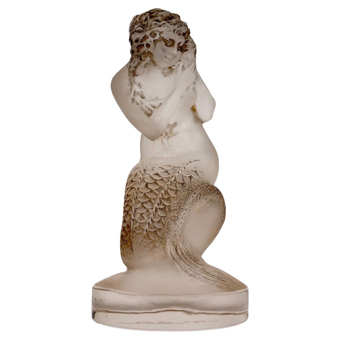 1920 René Lalique - Statuette de mascotte de voiture Naiade Verre dépoli avec Patina grise