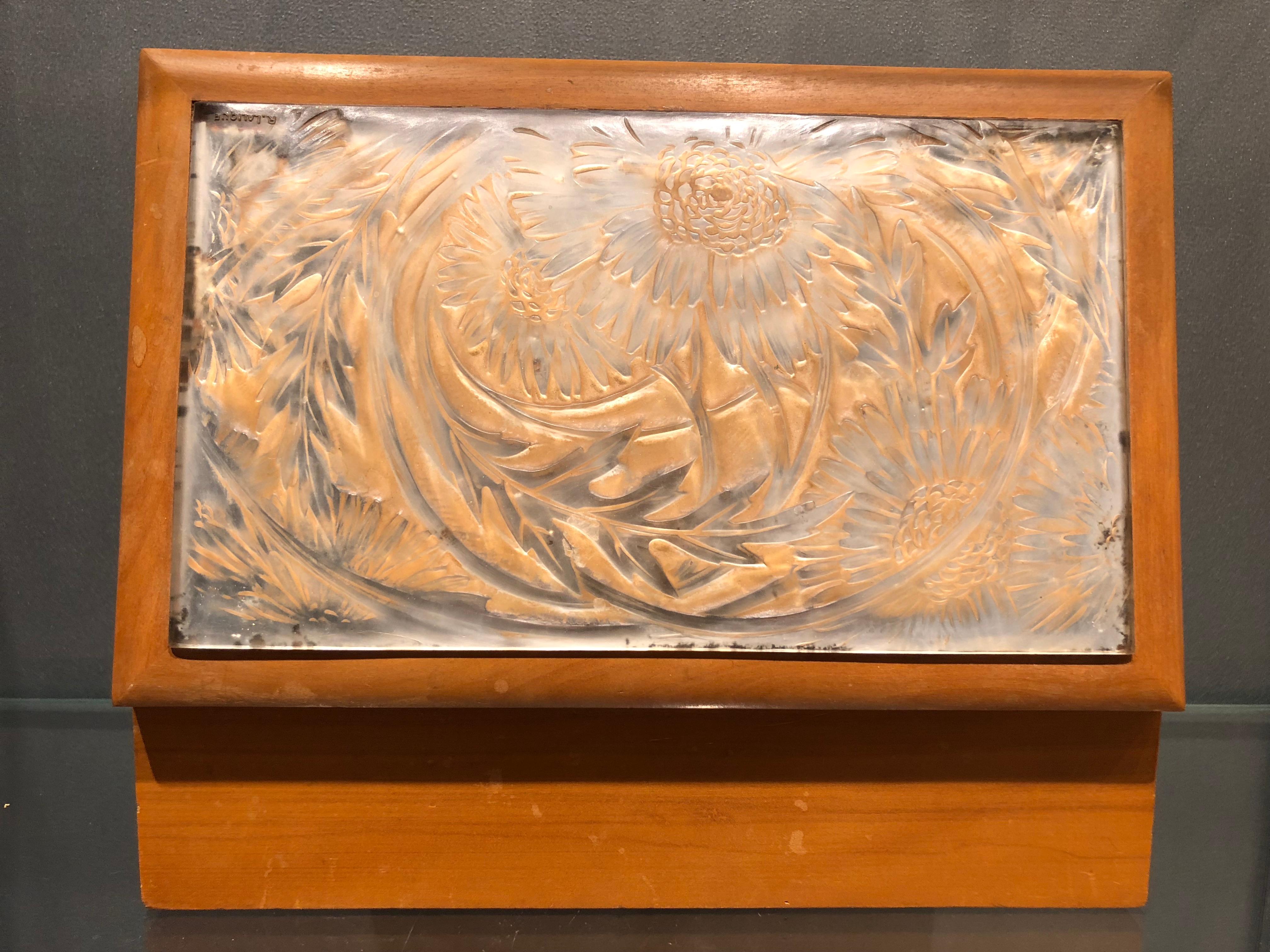 French 1920 René Lalique Chrysamthemes Box Wooden and Clear Glass Panel with Flowers