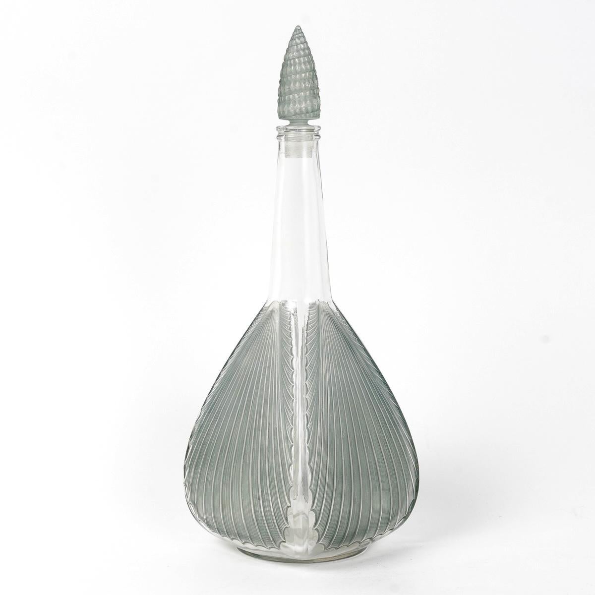 1920 René Lalique, Decanter Coquilles Glass with Blue Patina, Shells In Good Condition In Boulogne Billancourt, FR
