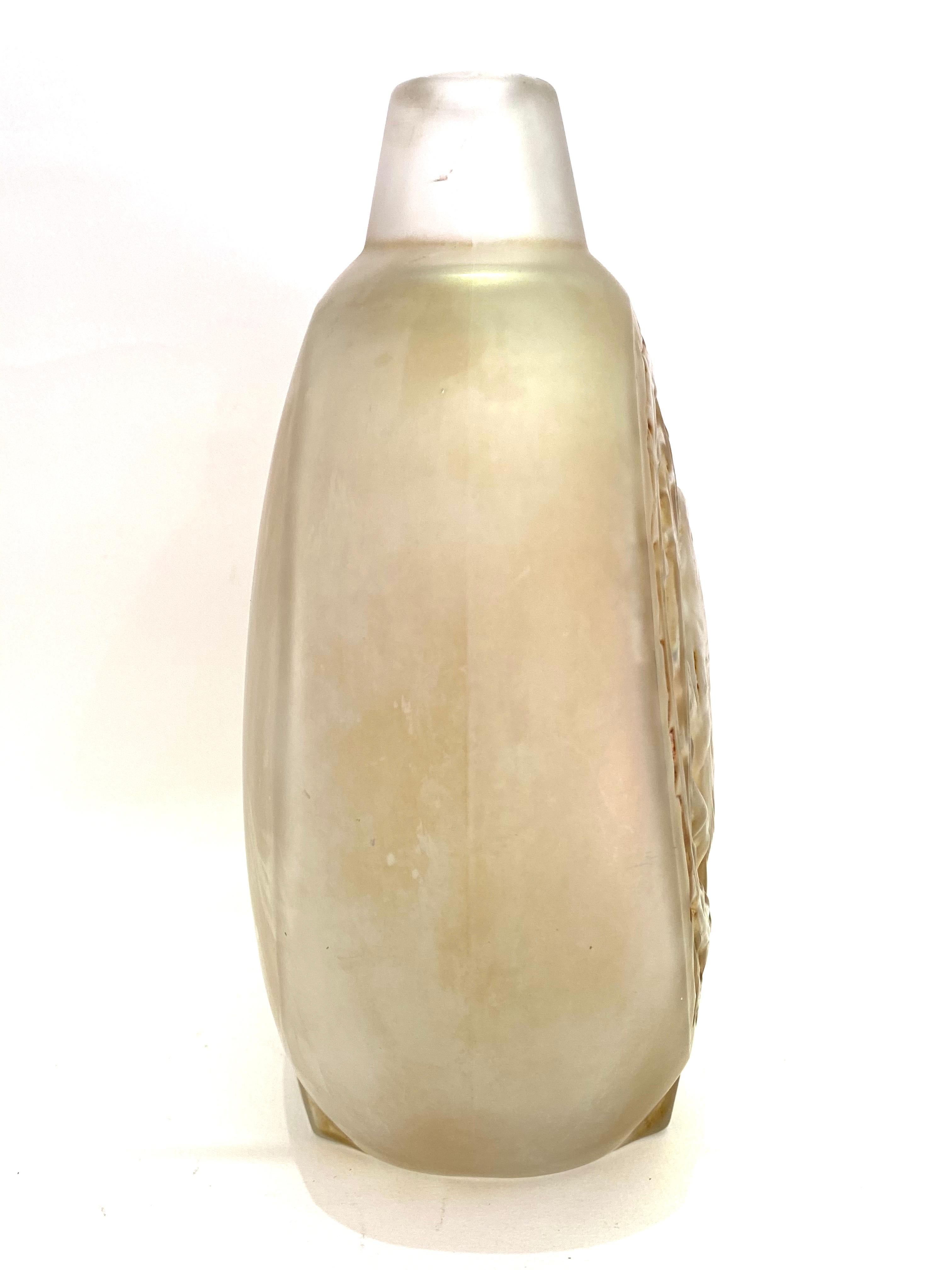 French 1920 René Lalique Deux Moineaux Bavardant Vase Glass with Sepia Stain, Sparrows