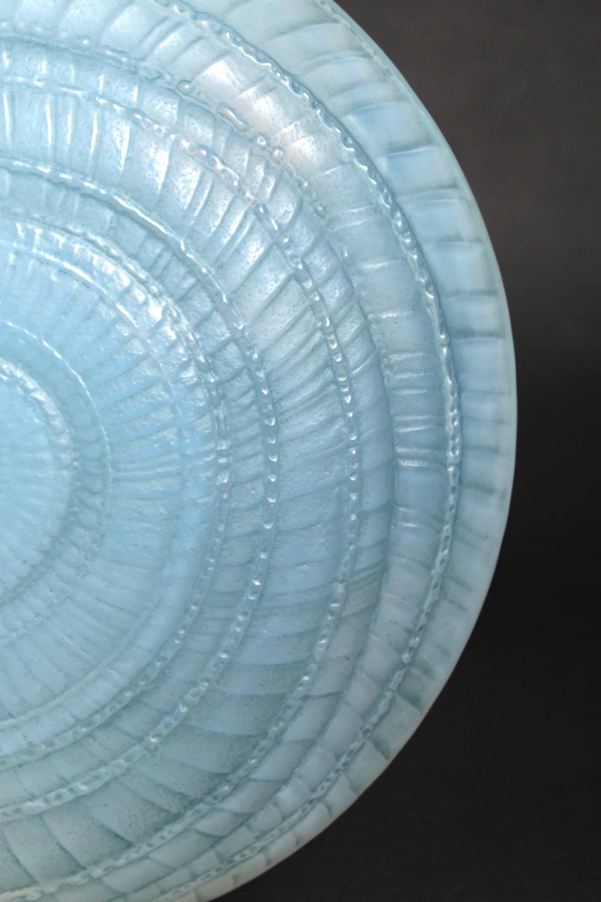 1920 René Lalique Escargot Vase in Double Cased Opalescent Glass with Blue Stain In Good Condition In Boulogne Billancourt, FR