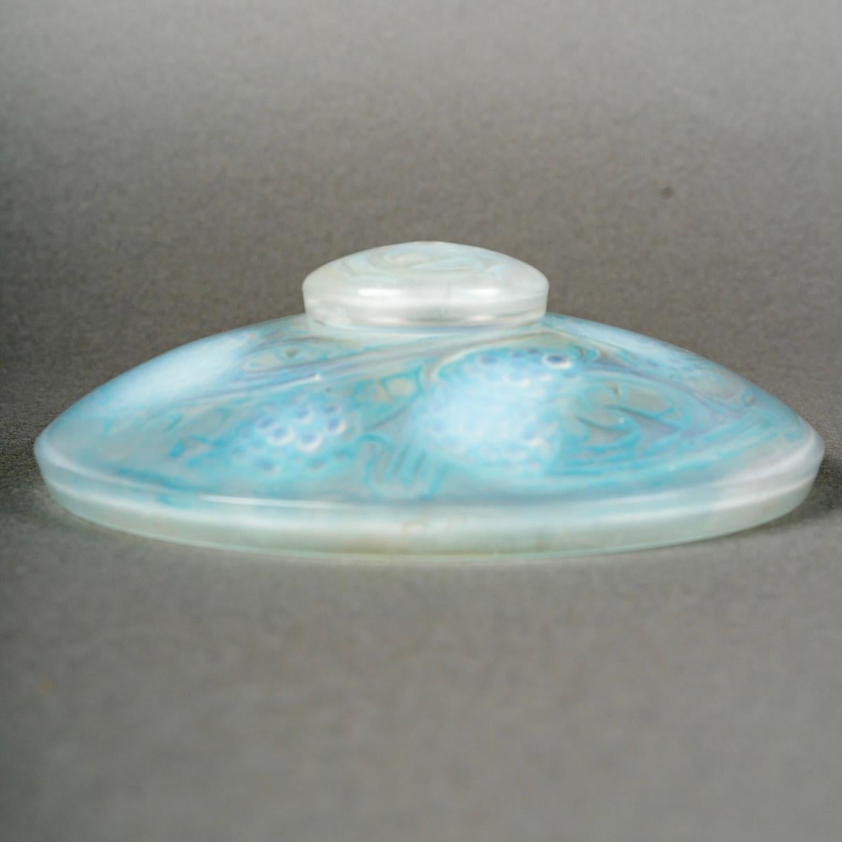 1920 Rene Lalique Tintenfass Mures Brombeeren Opalisierendes Glas mit blauer Patina (Art déco) im Angebot