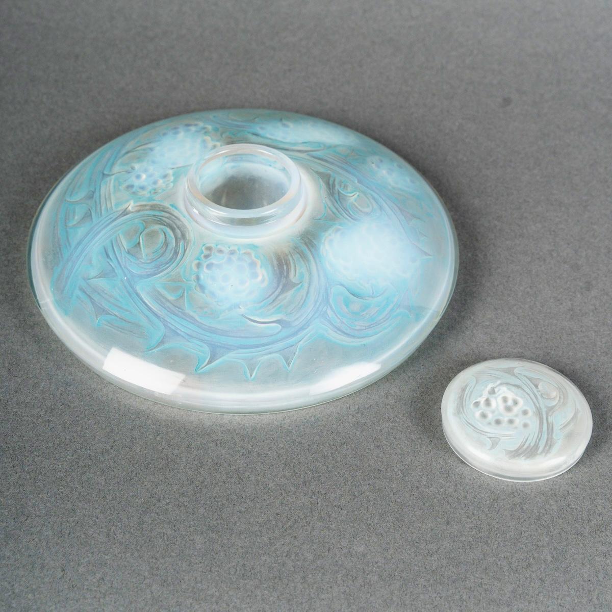 1920 Rene Lalique Tintenfass Mures Brombeeren Opalisierendes Glas mit blauer Patina (Französisch) im Angebot