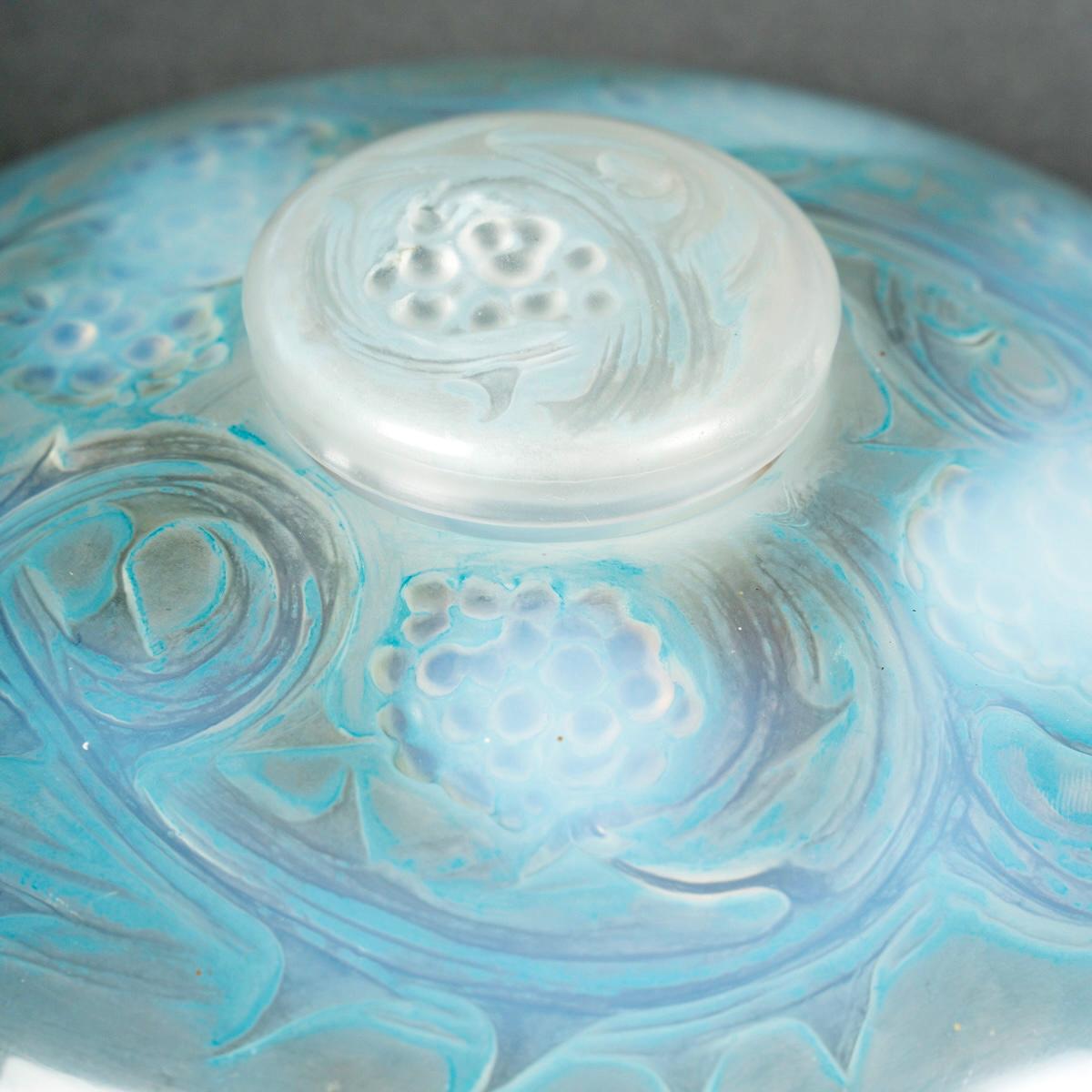 1920 Rene Lalique Tintenfass Mures Brombeeren Opalisierendes Glas mit blauer Patina (Geformt) im Angebot