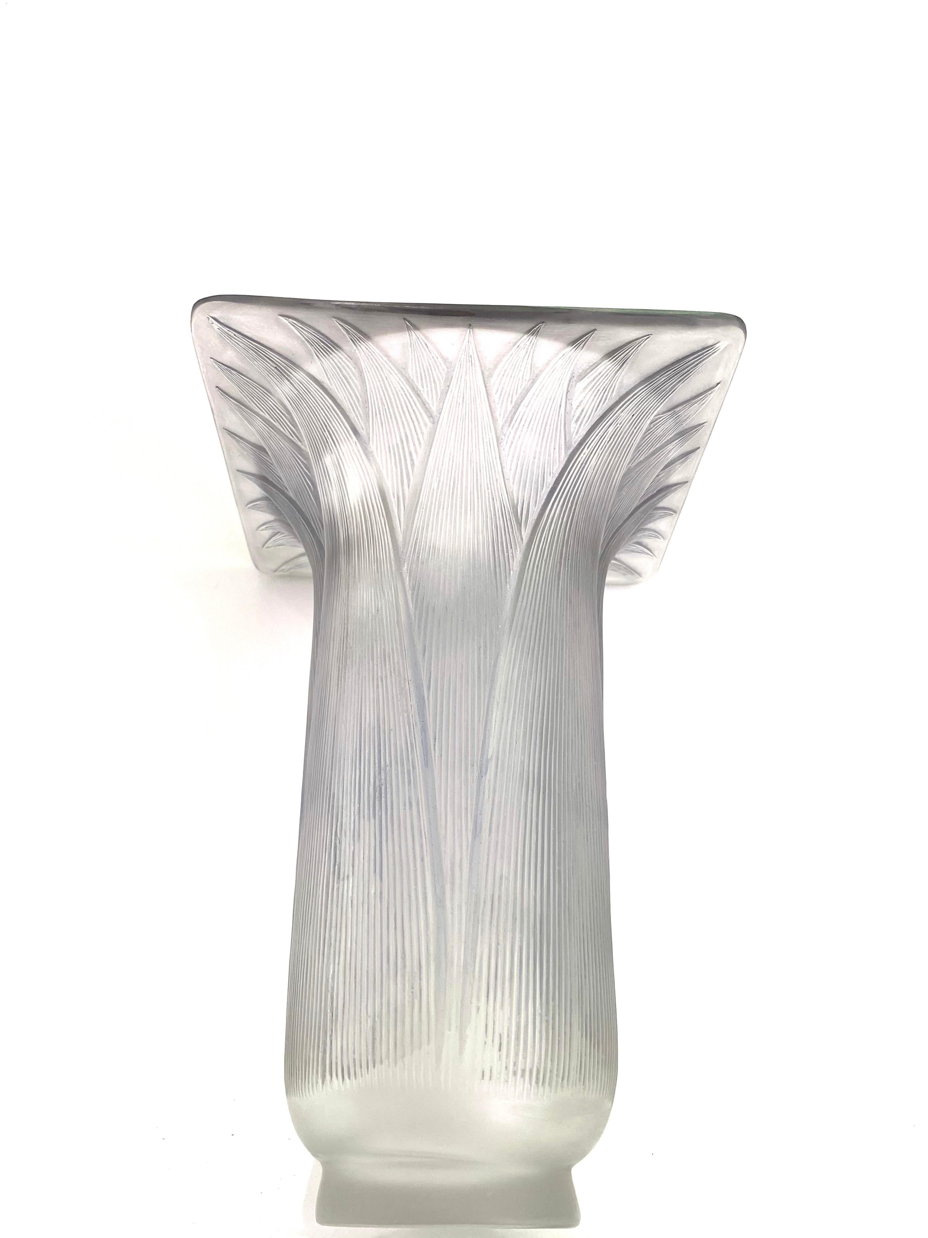 1920 René Lalique Lotus Vase in Frosted Glass with Blue Patina In Good Condition In Boulogne Billancourt, FR