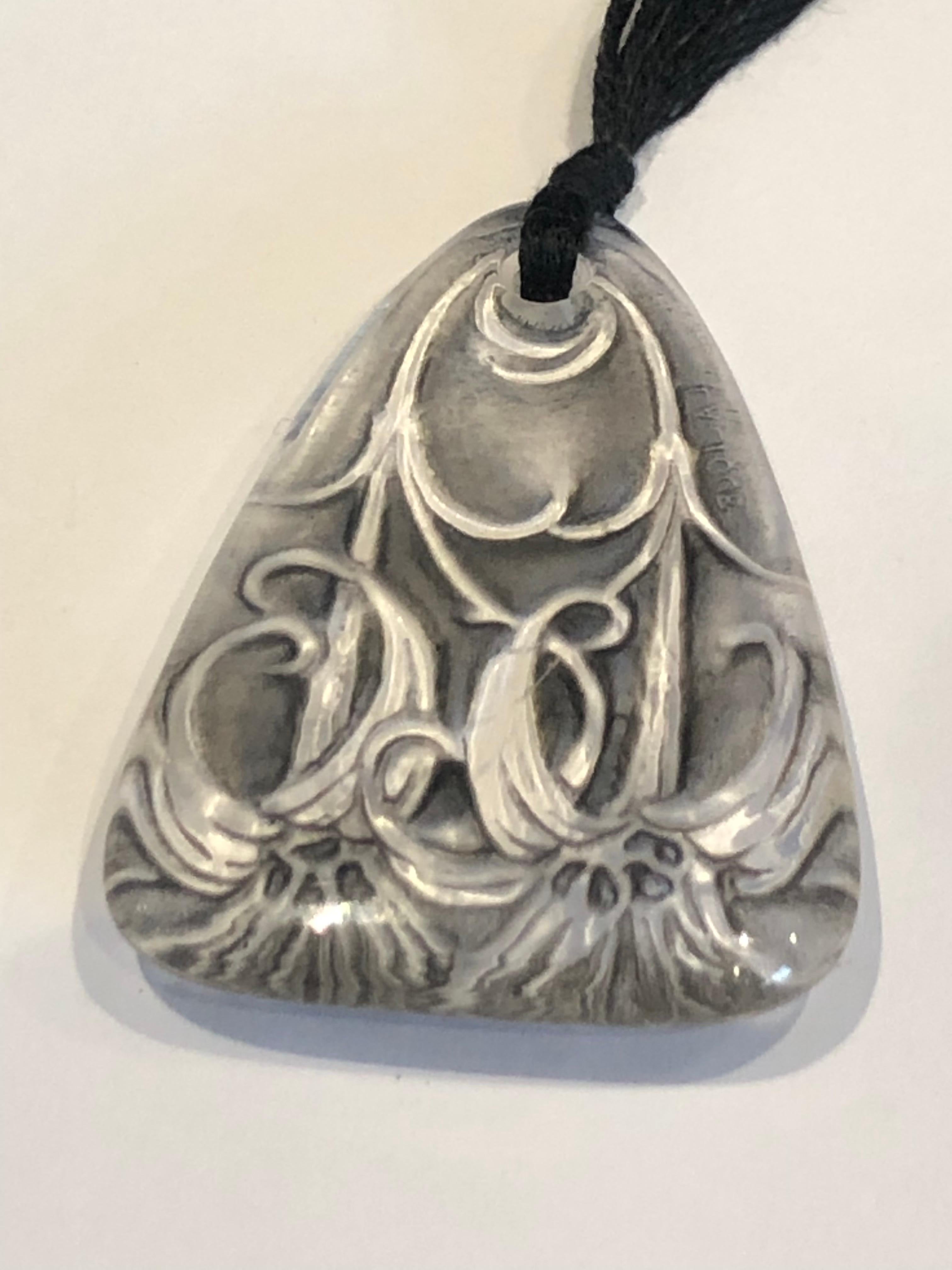 1920 René Lalique Pendentif Lys Patiné Gris Grey Stained Lilies Pendant In Excellent Condition In Boulogne Billancourt, FR