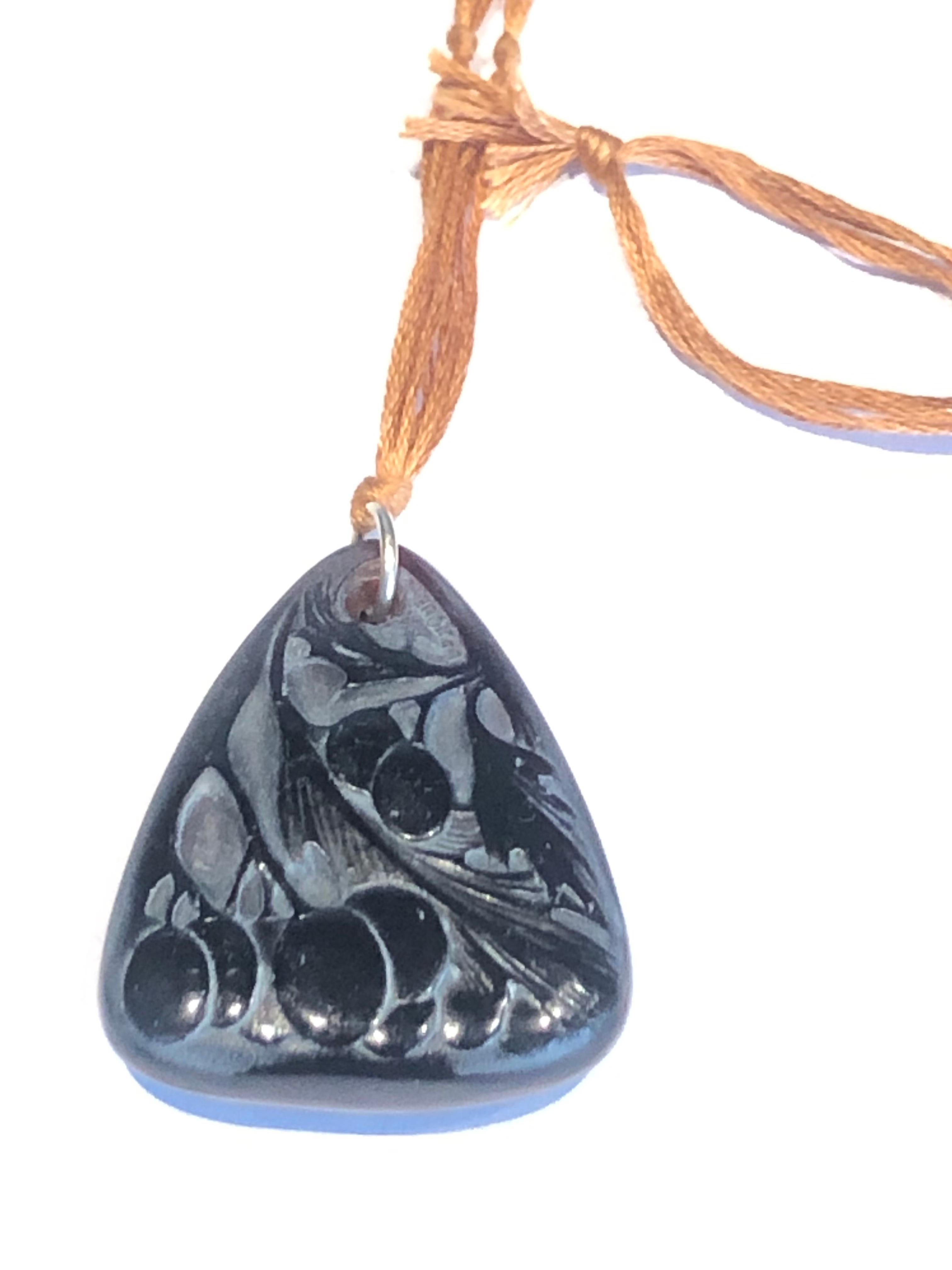 1920 René Lalique Pendentif Sorbier Ambre Dark Amber Stained Fruits Pendant In Excellent Condition In Boulogne Billancourt, FR
