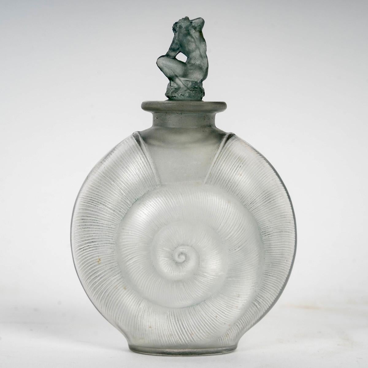 1920 René Lalique - Parfümflasche Amphitritglas mit graublauer Patina (Art déco) im Angebot