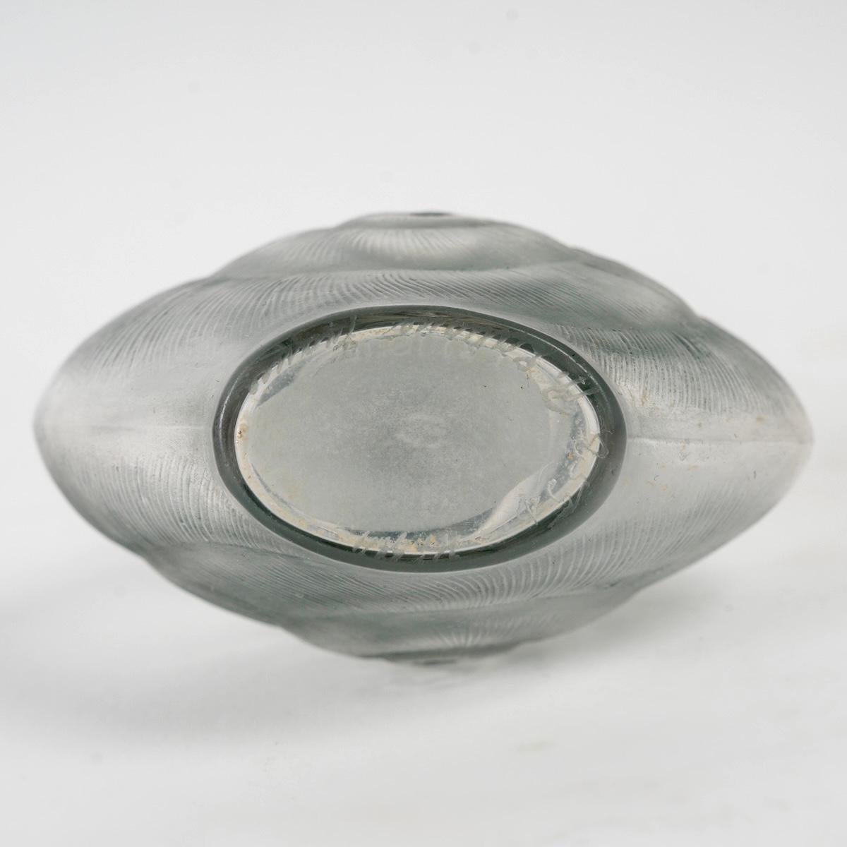 1920 René Lalique - Parfümflasche Amphitritglas mit graublauer Patina (Geformt) im Angebot