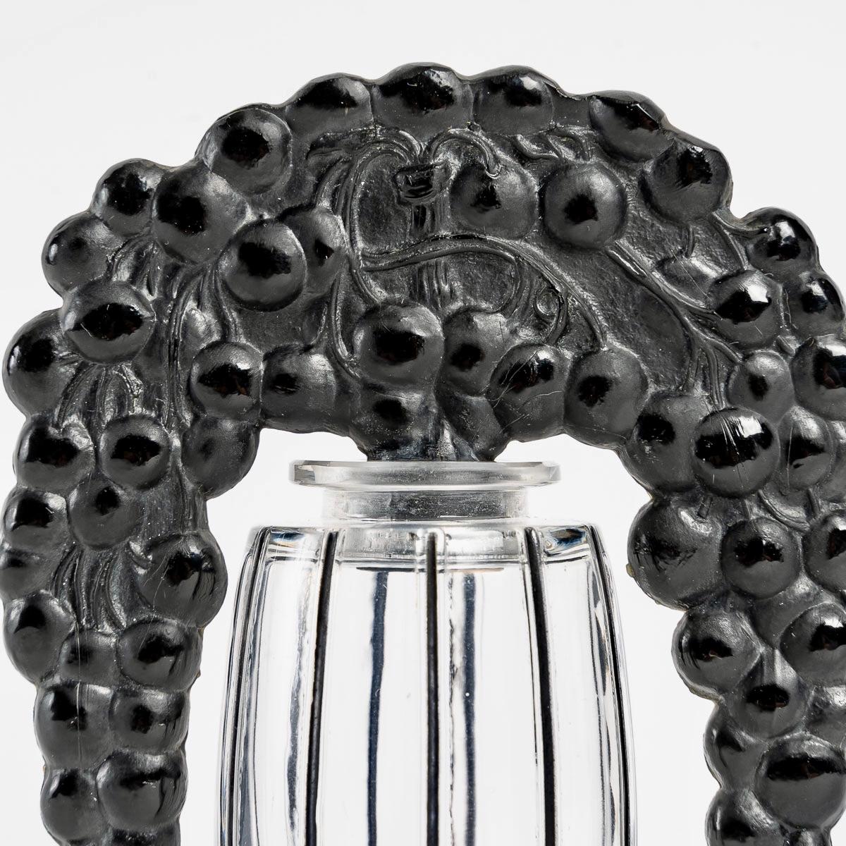 1920 Rene Lalique - Parfümflasche Cassis Klar emailliertes Glas & Schwarzes Glas (Geformt) im Angebot