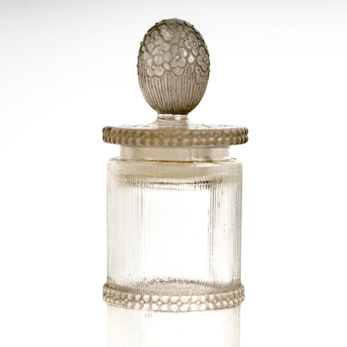 Francese 1920 Rene Lalique Bottiglia di profumo Fleurs Vives in vetro con patina grigia per Volnay in vendita