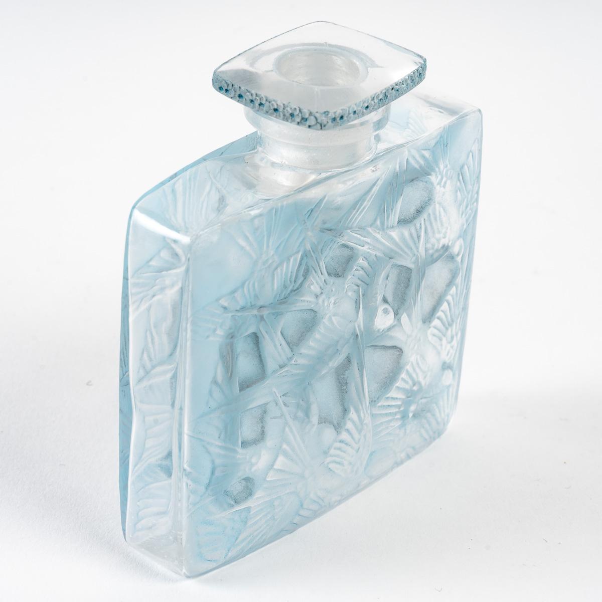 Perfume bottle “Carré Plat Hirondelles” made in frosted glass with blue patina by René Lalique in 1920.
Molded signature.

Perfect condition

height: 9 cm

Félix Marcilhac, René Lalique - Catalogue Raisonné de l'Œuvre de Verre, Les Éditions