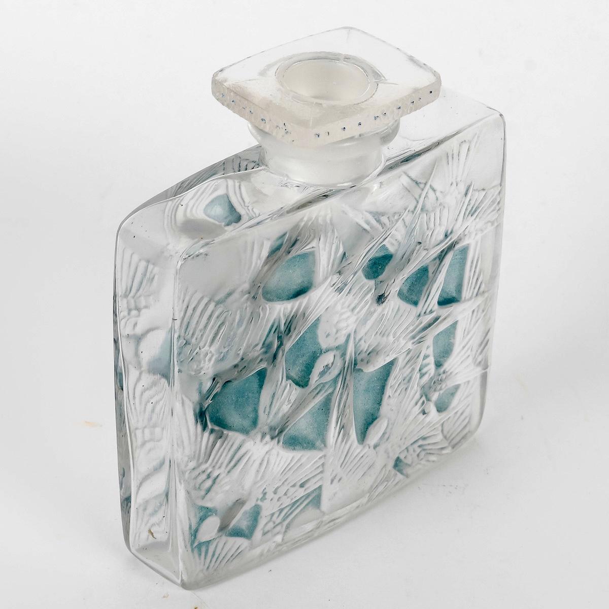 Art Deco 1920 René Lalique Perfume Bottle Hirondelles Glass with Blue Patina, Swallows For Sale