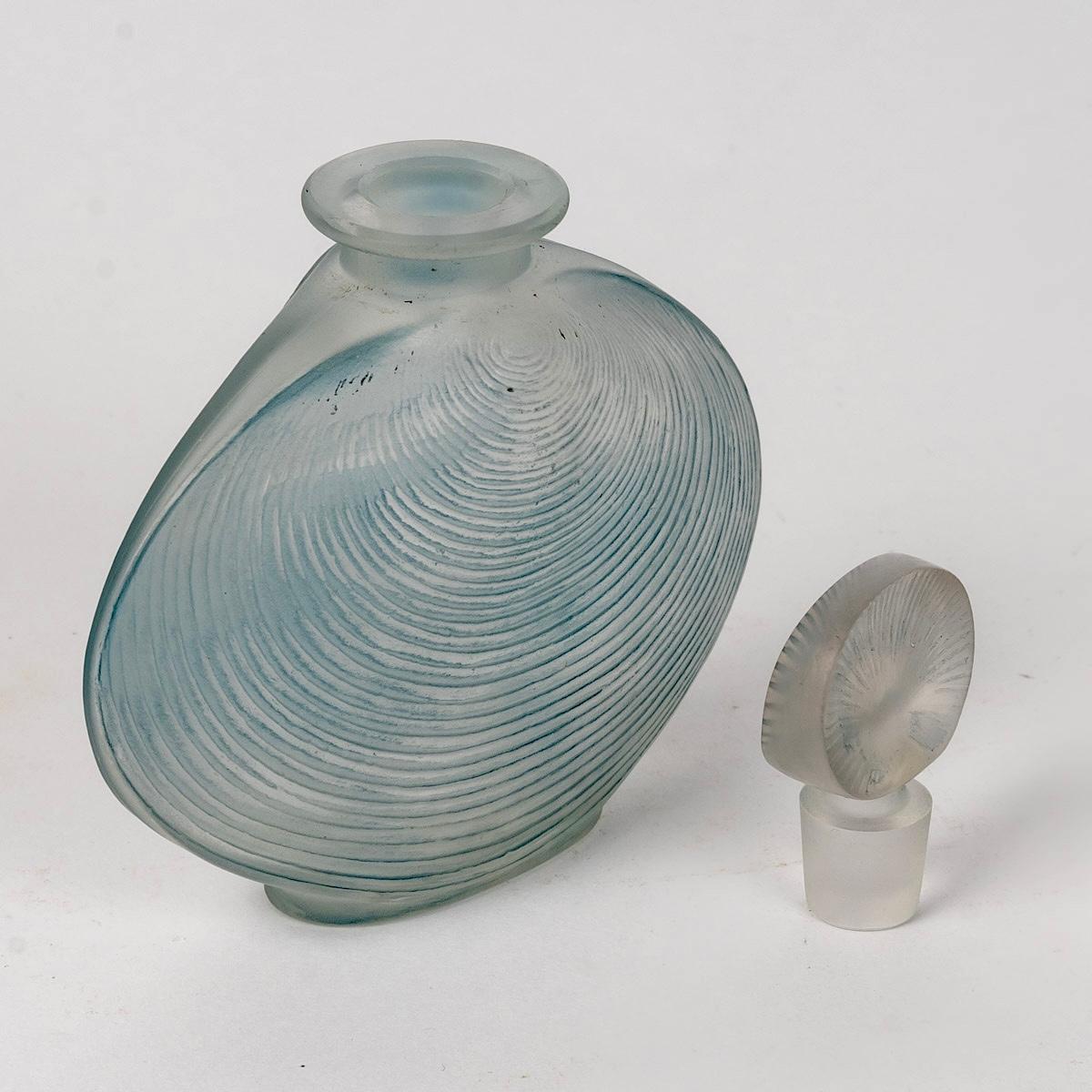 French 1920 René Lalique Perfume Bottle Telline Frosted Glass with Blue Patina For Sale