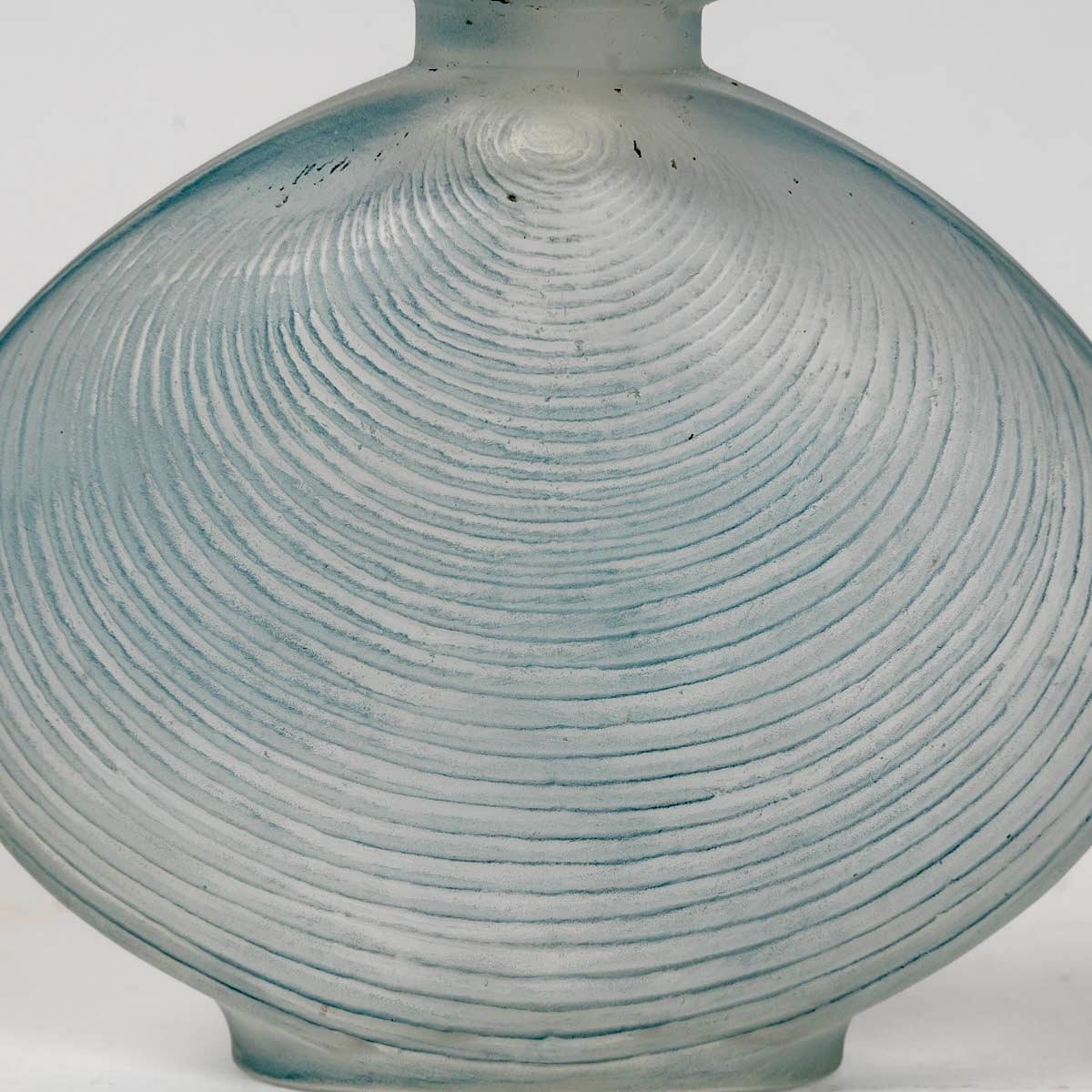 1920 René Lalique Perfume Bottle Telline Frosted Glass with Blue Patina In Good Condition For Sale In Boulogne Billancourt, FR