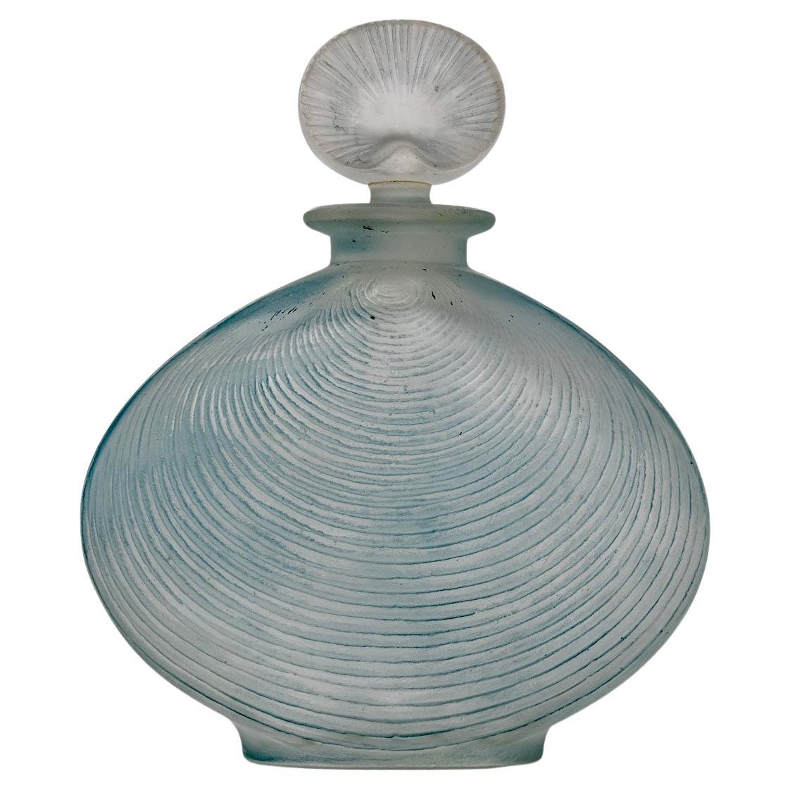 1920 René Lalique Bouteille de parfum Telline Verre dépoli avec patine bleue