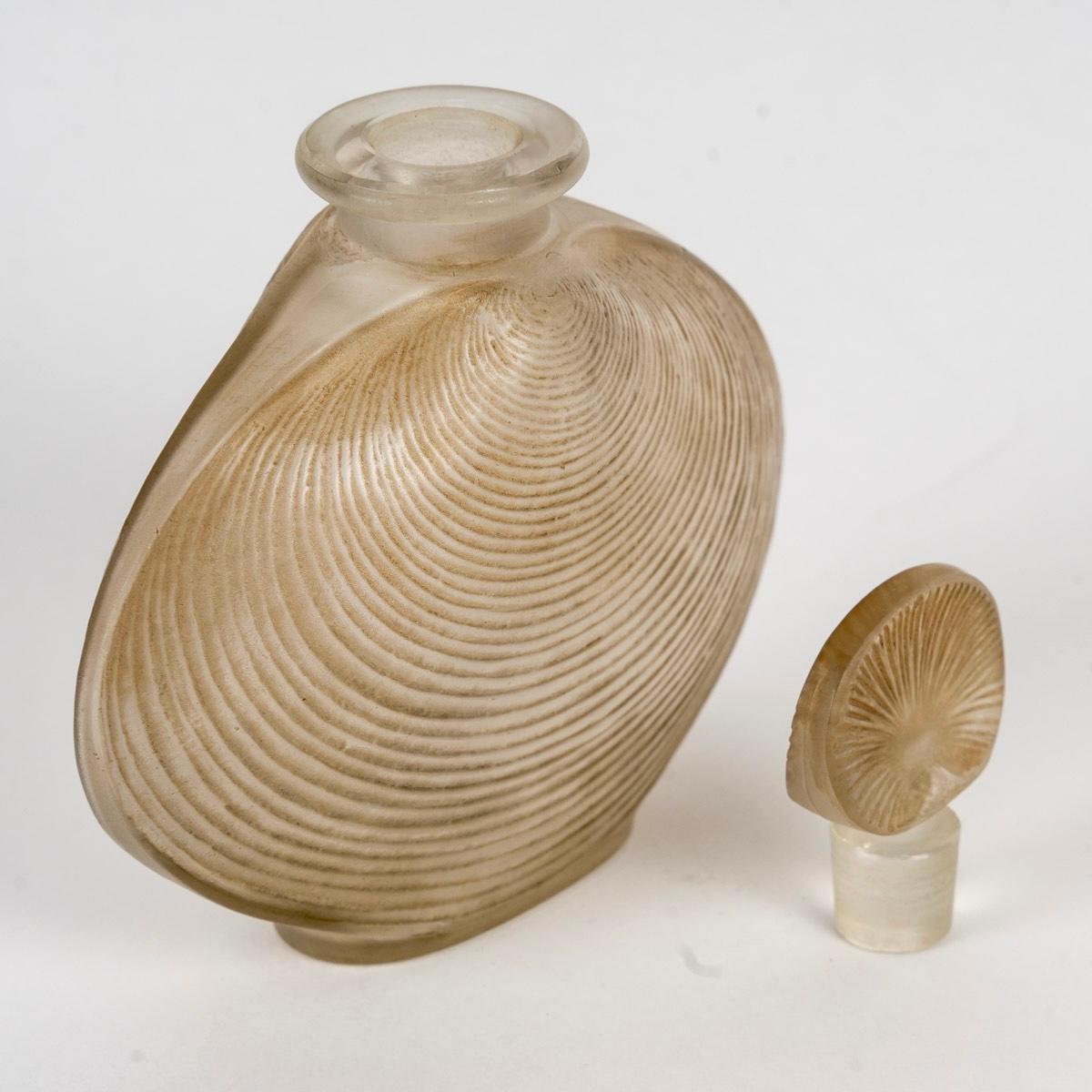 Francese 1920 René Lalique Bottiglia di profumo Telline in vetro smerigliato con patina seppia in vendita