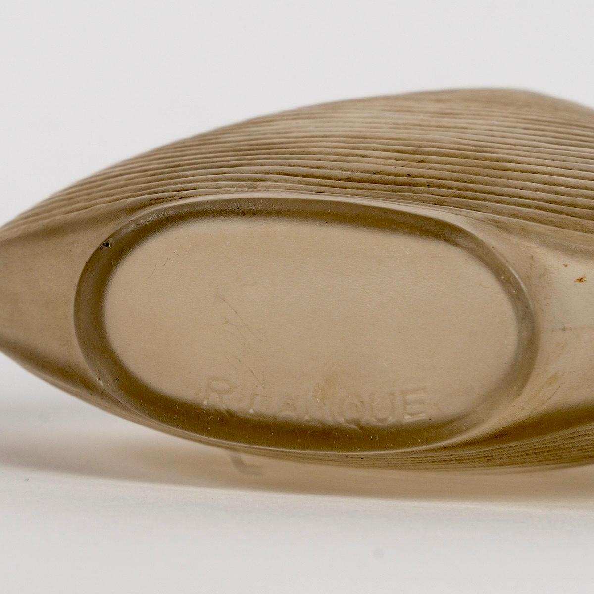 Stampato 1920 René Lalique Bottiglia di profumo Telline in vetro smerigliato con patina seppia in vendita