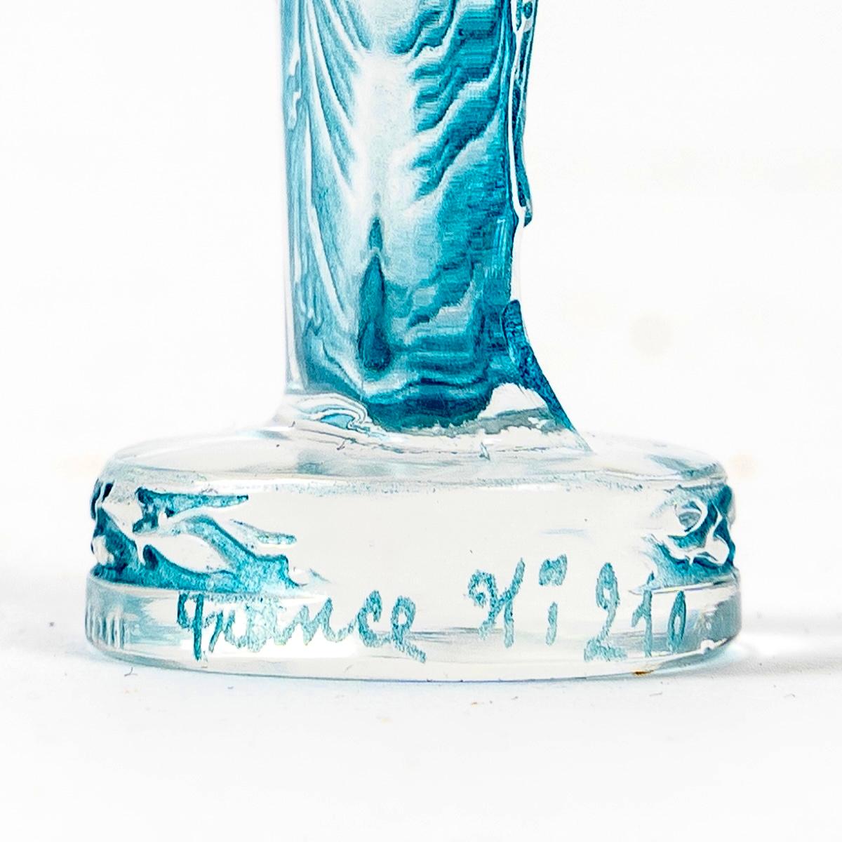 Art Deco 1920 René Lalique - Seal Stamp Victoire Frosted Glass With Blue Patina For Sale