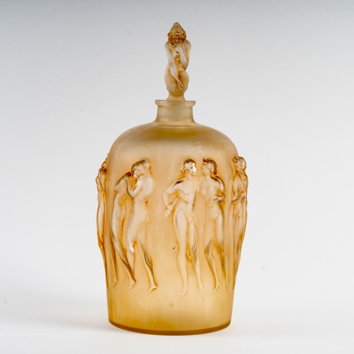 Art déco 1920 Rene His Vase 12 Figurines Bouchon Figurine Verre et Patine Sépia en vente