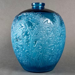 1920 René Lalique - Vase Acanthes Verre bleu électrique Patine blanche