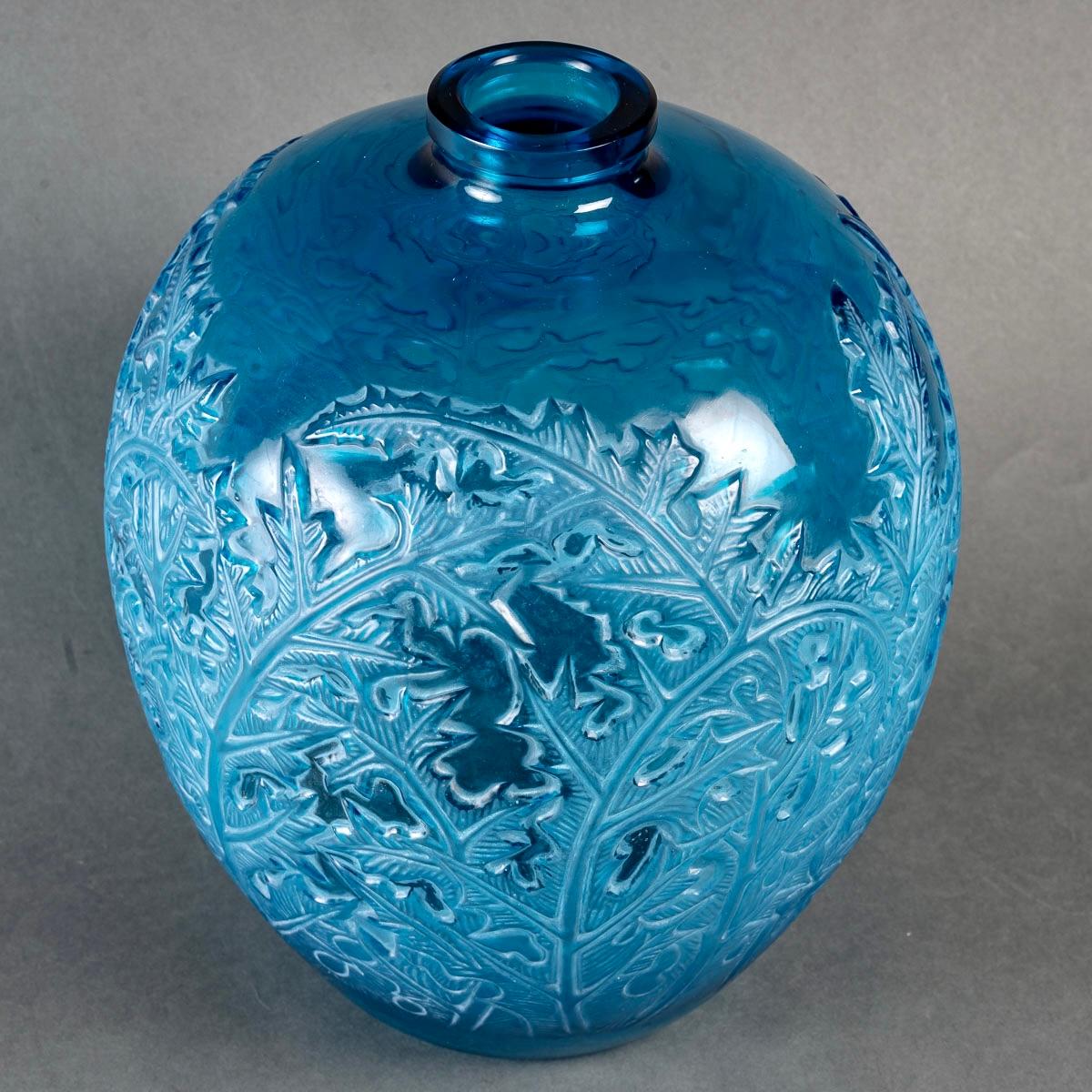 Art Deco 1920 René Lalique, Vase Acanthes Electric Blue Glass White Patina