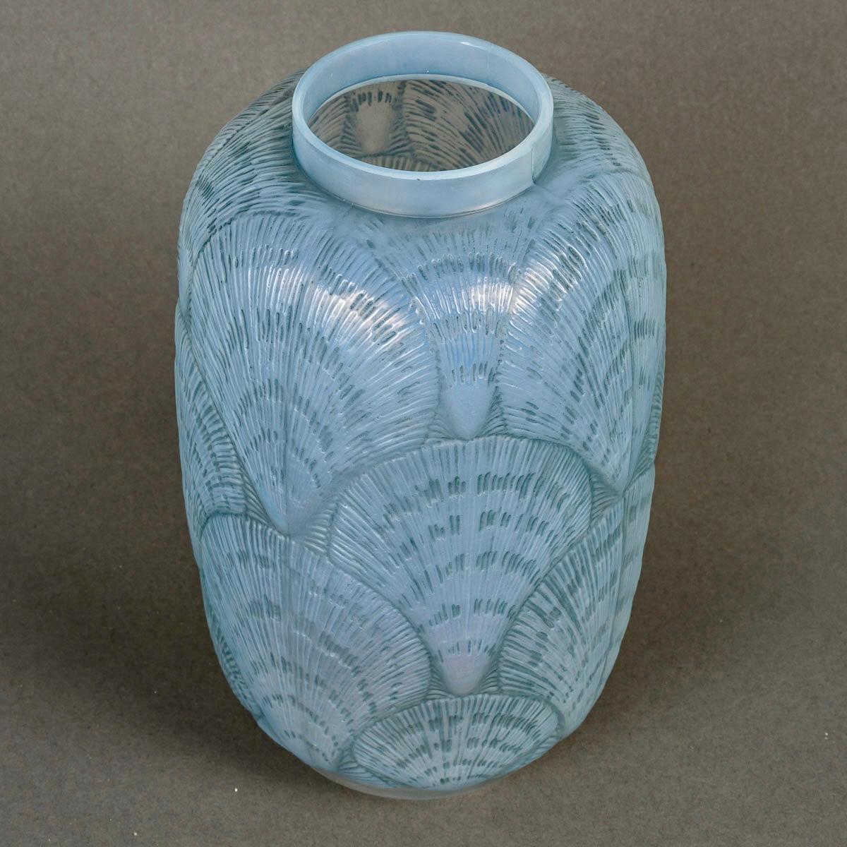 Art Deco 1920 René Lalique - Vase Coquilles Shell Opalescent Glass With Blue Patina