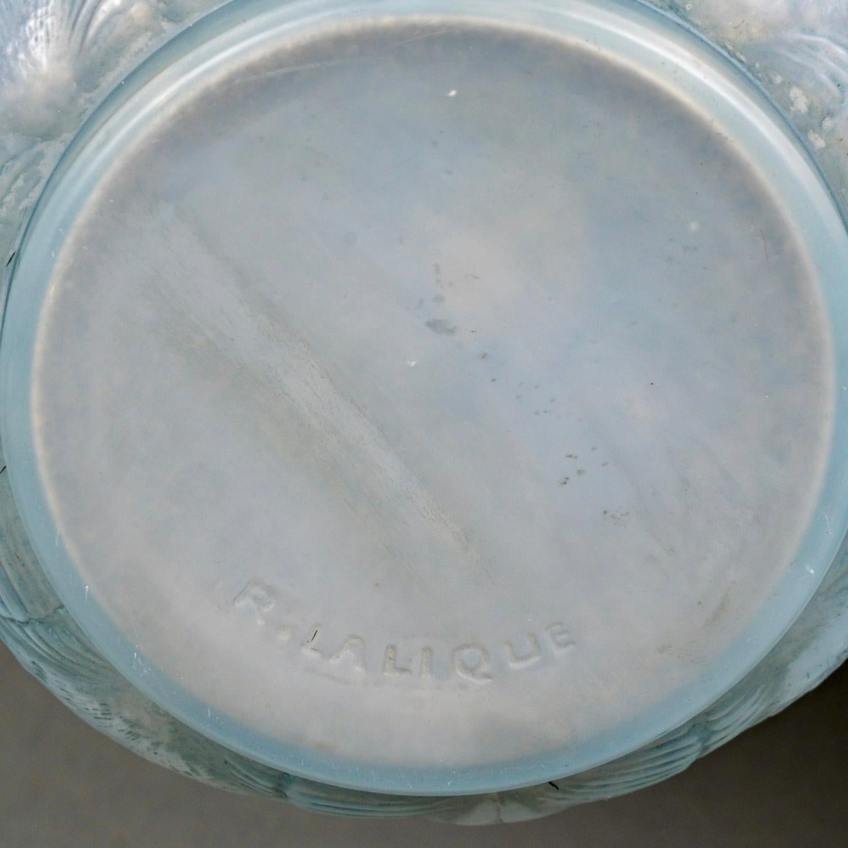 1920 René Lalique - Vase Coquilles Shell Opalescent Glass With Blue Patina In Good Condition In Boulogne Billancourt, FR