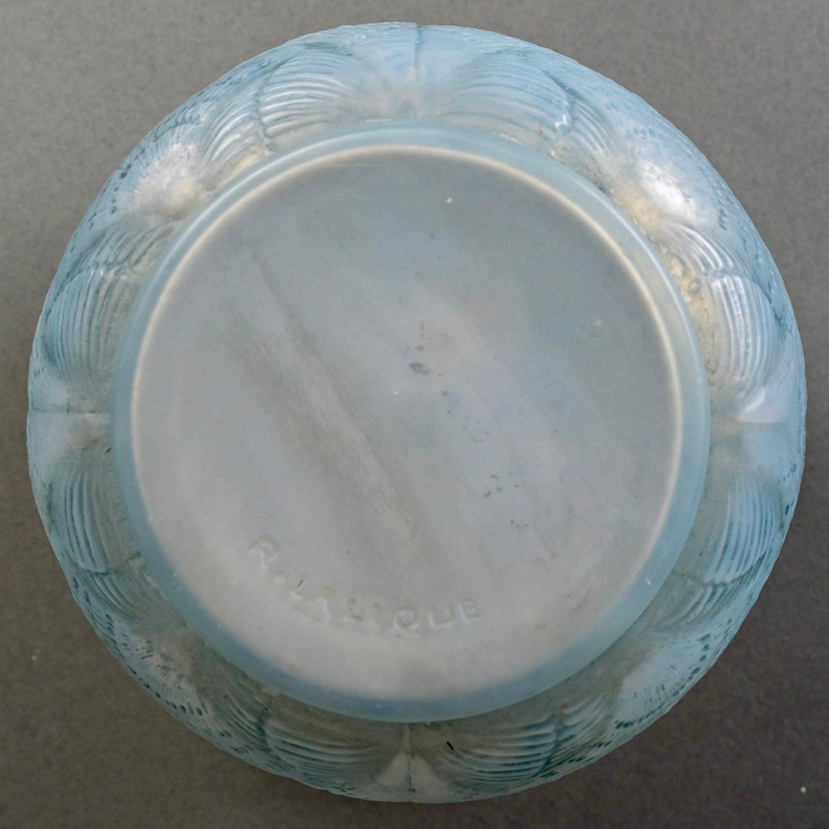 Early 20th Century 1920 René Lalique - Vase Coquilles Shell Opalescent Glass With Blue Patina
