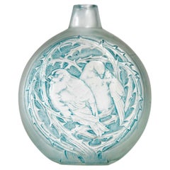 1920 René Lalique, Vase Deux Moineaux Bavardant Verre givré à patine bleue