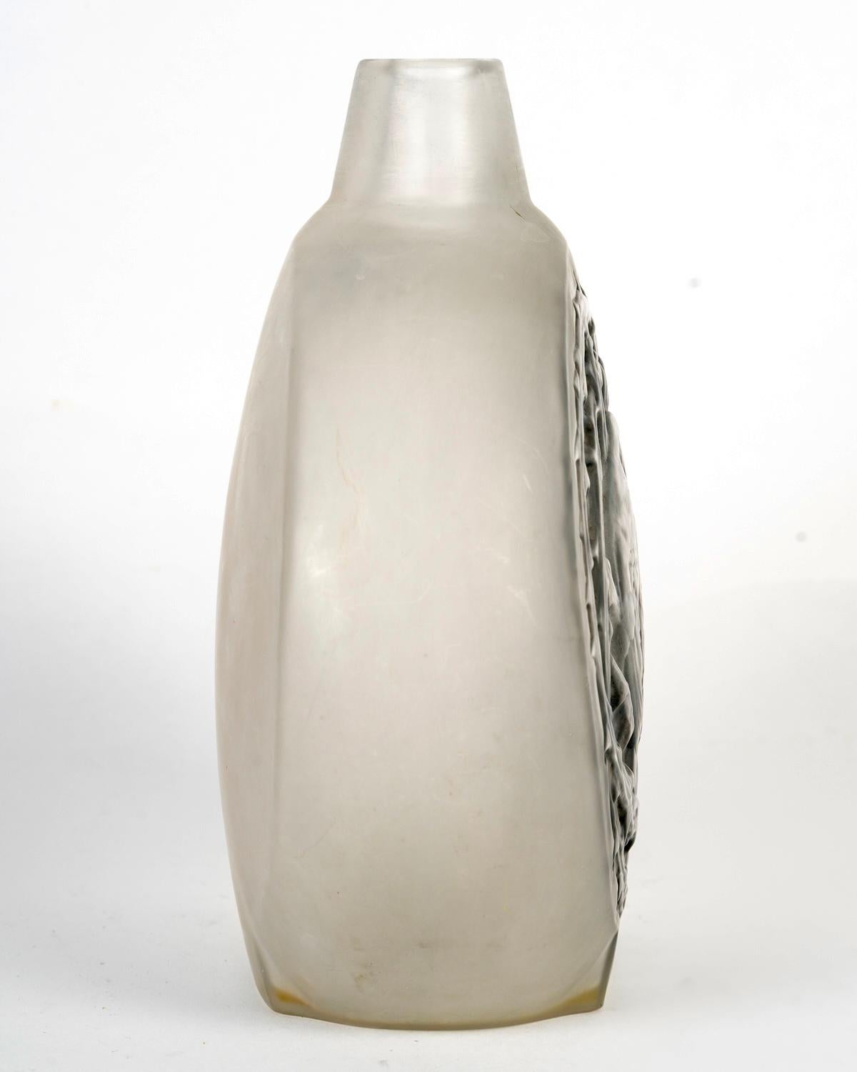 1920 René Lalique - Vase Deux Moineaux Bavardant Glass with Grey Patina Art Decó en venta
