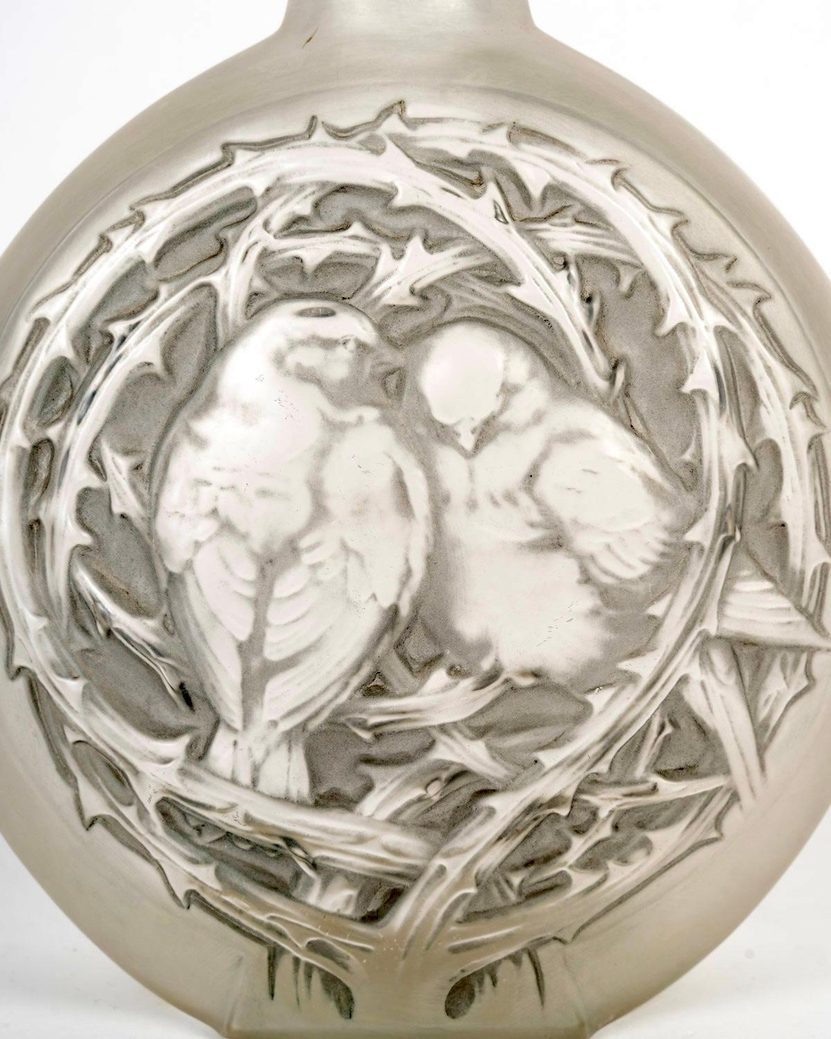 1920 René Lalique - Vase Deux Moineaux Bavardant Glass with Grey Patina Moldeado en venta