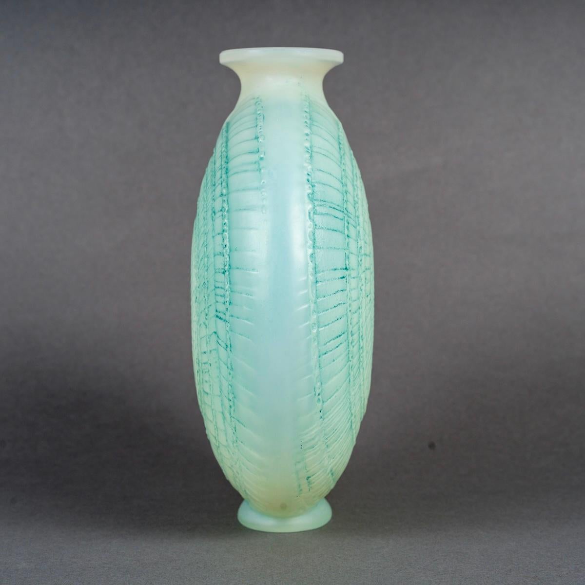 Français 1920 René Lalique - Vase Escargot Verre opalescent ciselé à patine bleu vert en vente