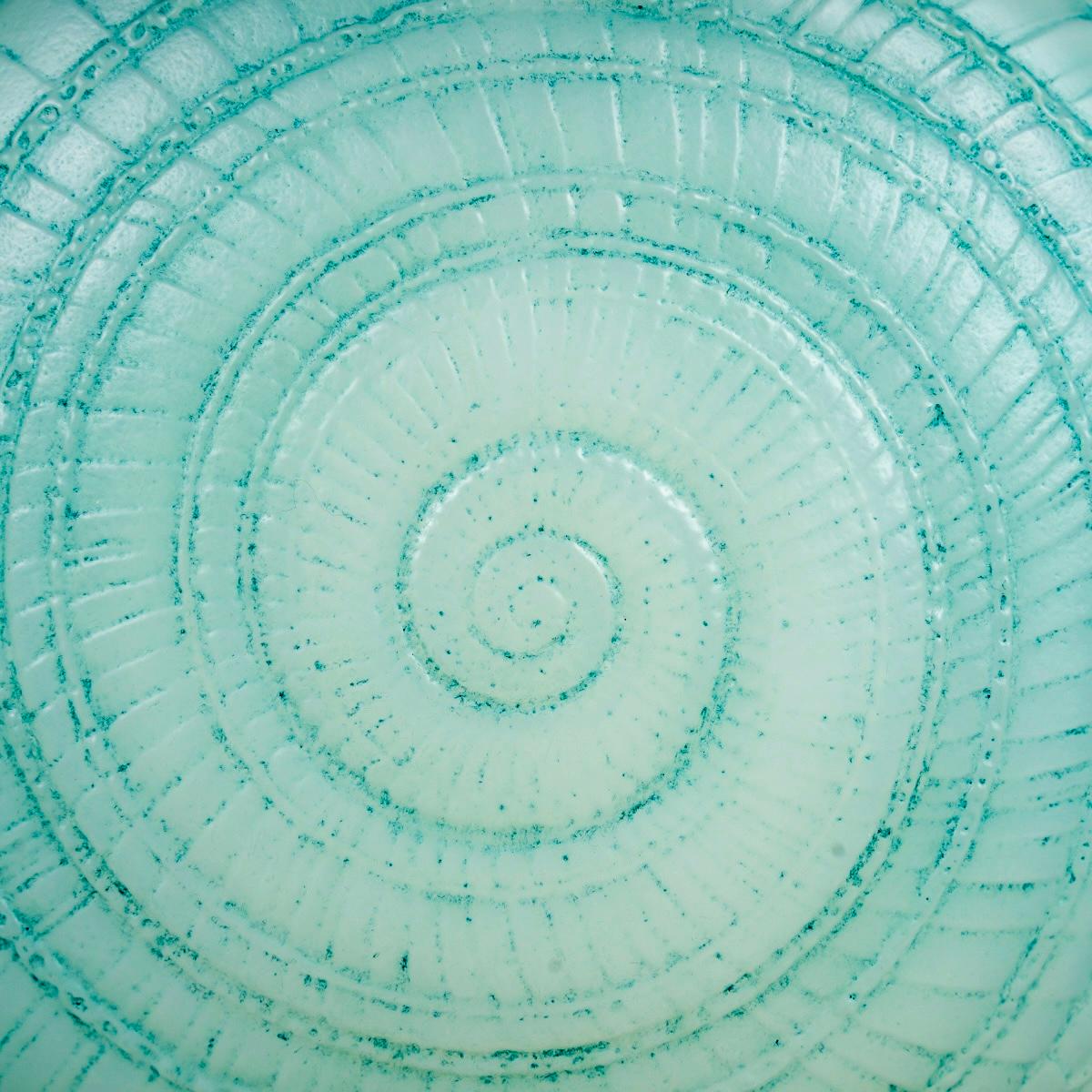 Moulé 1920 René Lalique - Vase Escargot Verre opalescent ciselé à patine bleu vert en vente