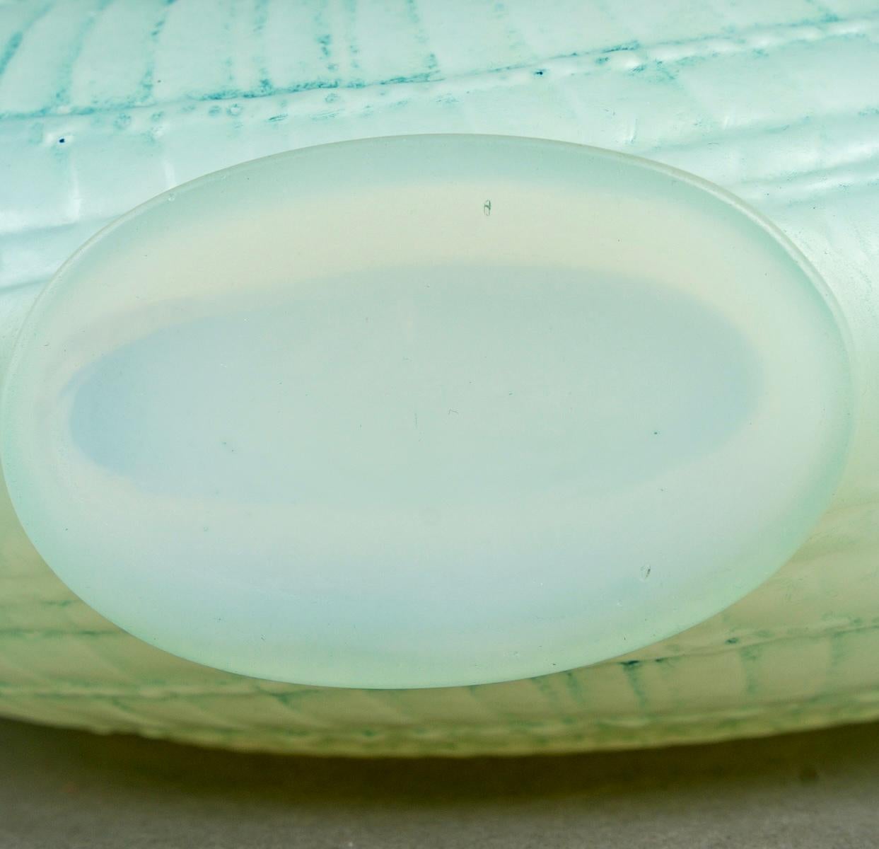 1920 René Lalique - Vase Escargot Verre opalescent ciselé à patine bleu vert Bon état - En vente à Boulogne Billancourt, FR