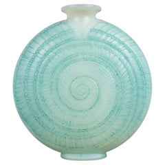 1920 René Lalique - Vase Escargot Verre opalescent ciselé à patine bleu vert