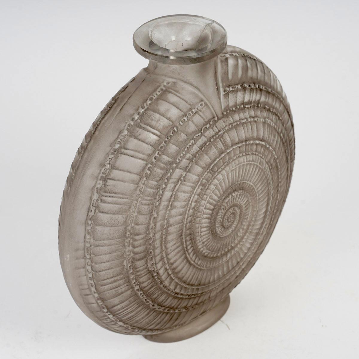 Art Deco 1920 René Lalique Vase Escargot Frosted Glass with Grey Patina, Snail For Sale