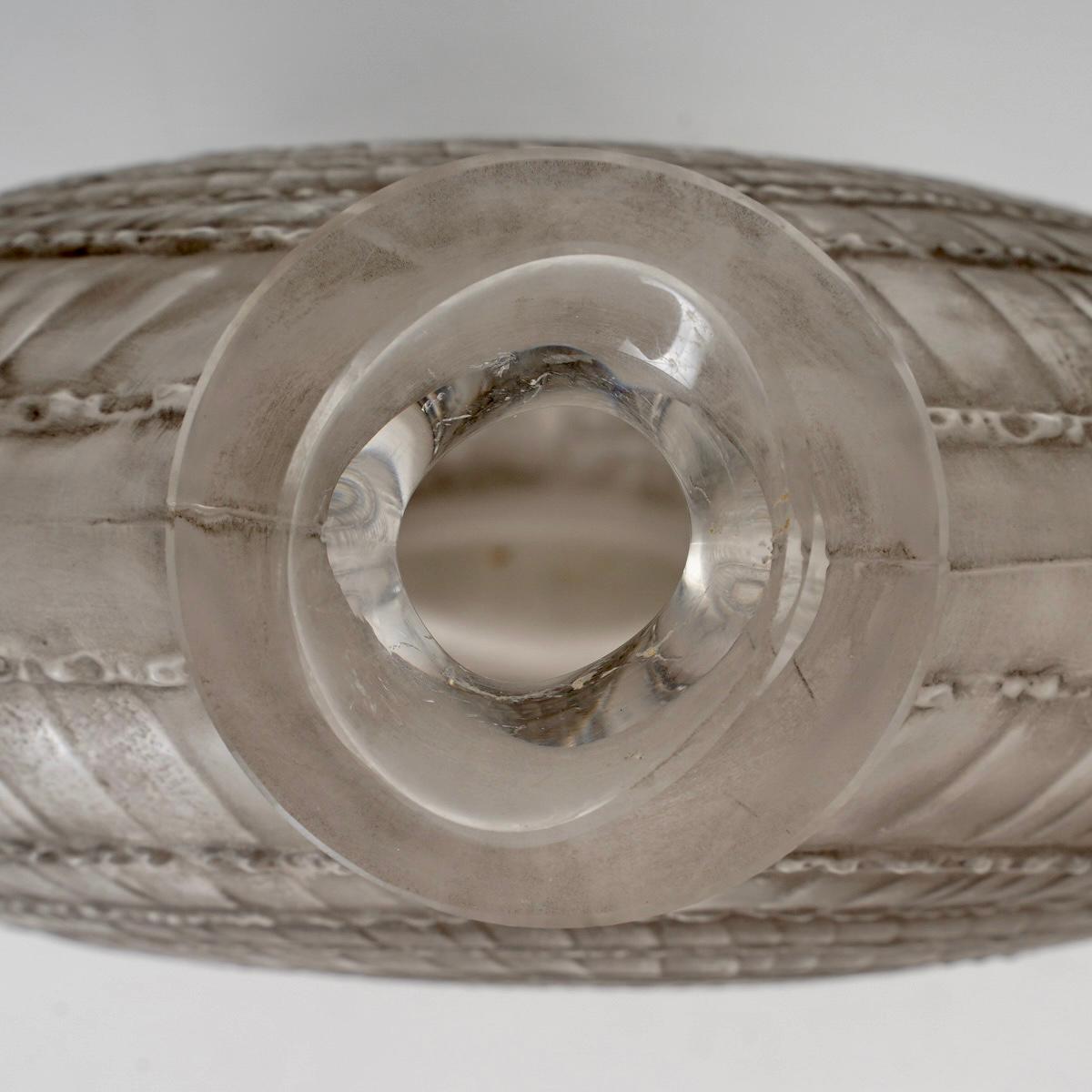 Molded 1920 René Lalique Vase Escargot Frosted Glass with Grey Patina, Snail For Sale