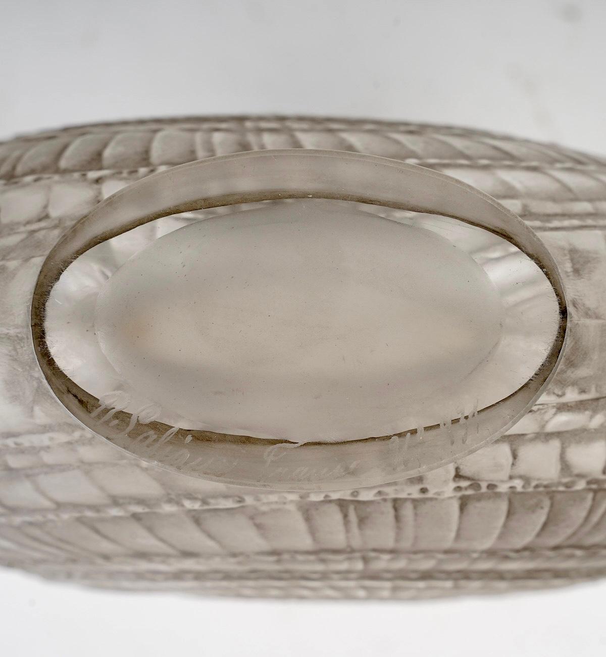 1920 René Lalique Vase Escargot Frosted Glass with Grey Patina, Snail In Good Condition For Sale In Boulogne Billancourt, FR