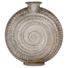 1920 René Lalique Vase Escargot Milchglas mit grauer Patina, Schnecke