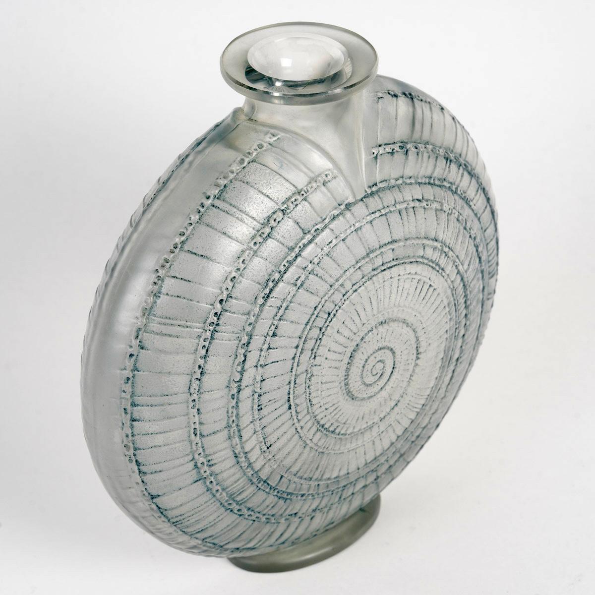 Art Deco 1920 René Lalique Vase Escargot Snail Glass with Blue Patina