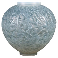 1920, Vase René Lalique Verre opalescent ciselé à patine bleue