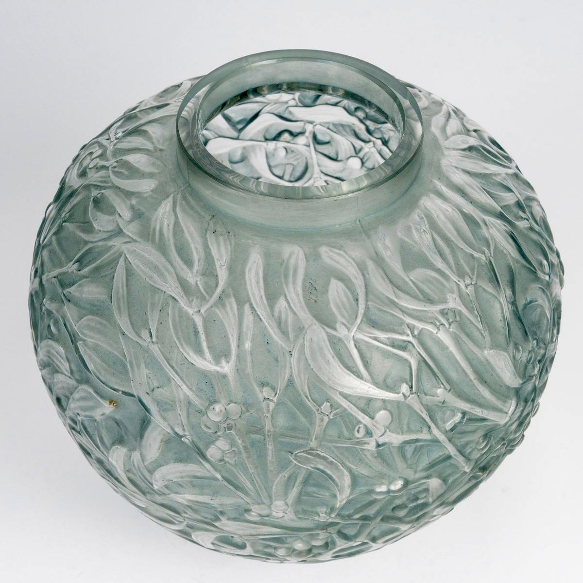Art Déco 1920 René Lalique - Vaso Gui Vischio in vetro smerigliato con patina blu