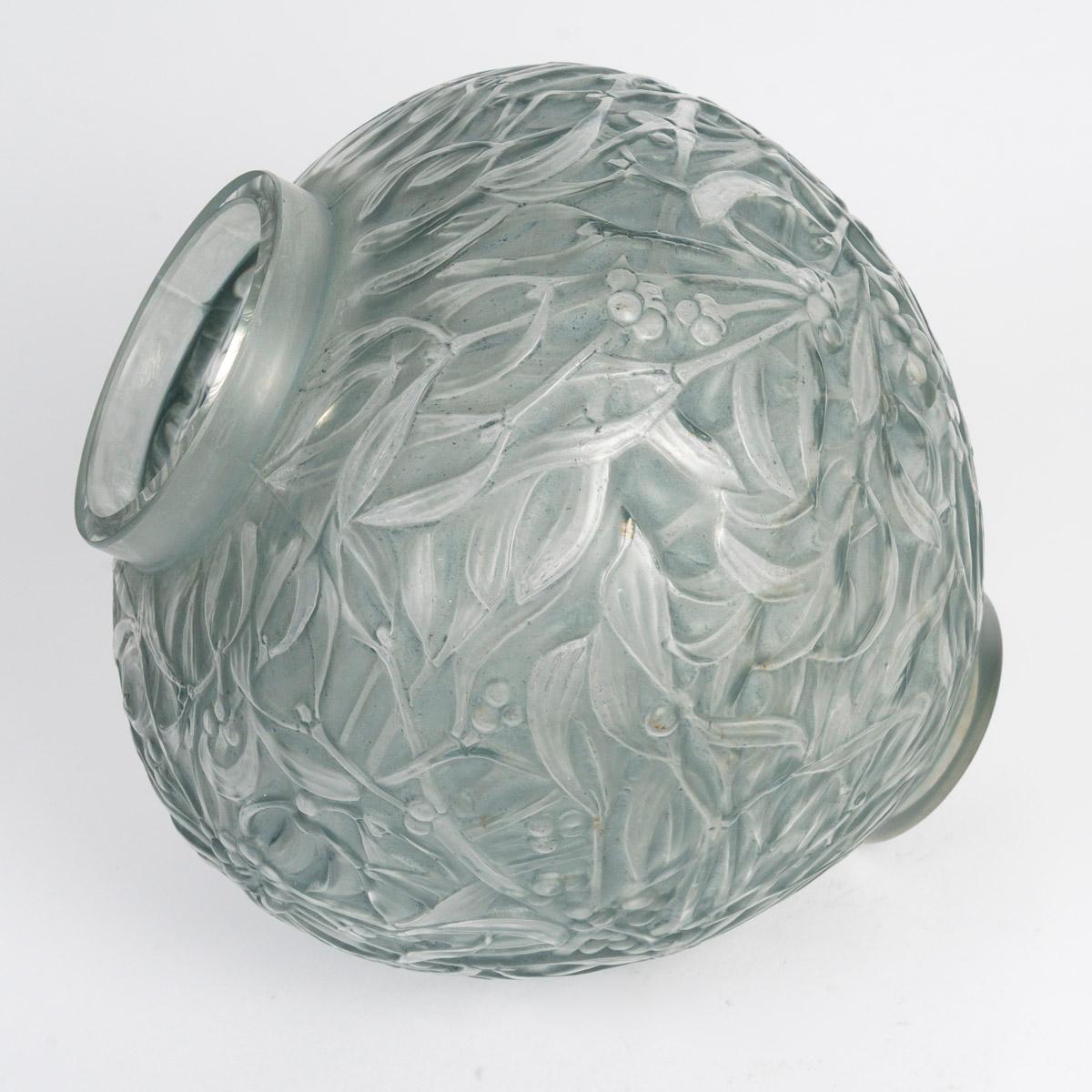 Francese 1920 René Lalique - Vaso Gui Vischio in vetro smerigliato con patina blu