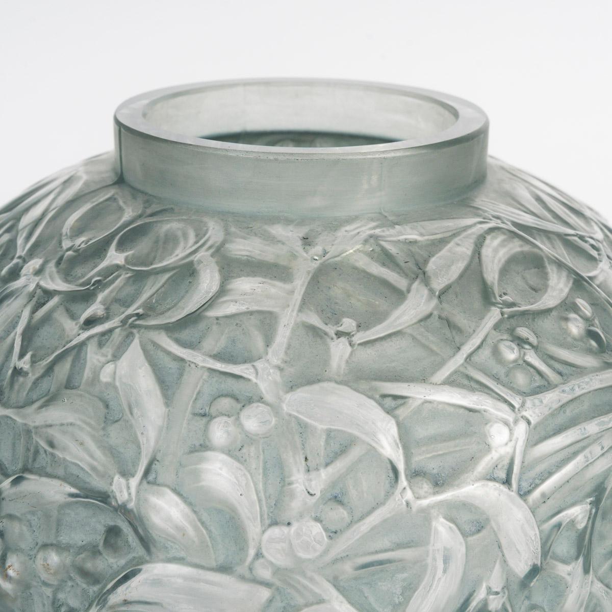 1920 René Lalique - Vaso Gui Vischio in vetro smerigliato con patina blu In condizioni buone a Boulogne Billancourt, FR