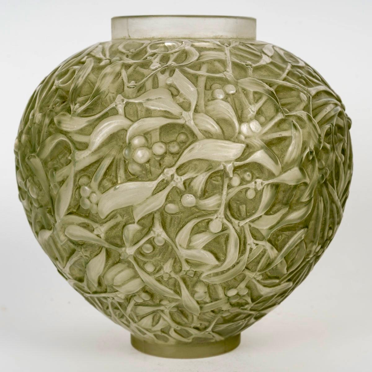 Art Deco 1920 René Lalique - Vase Gui Mistletoe Frosted Glass with Green Patina