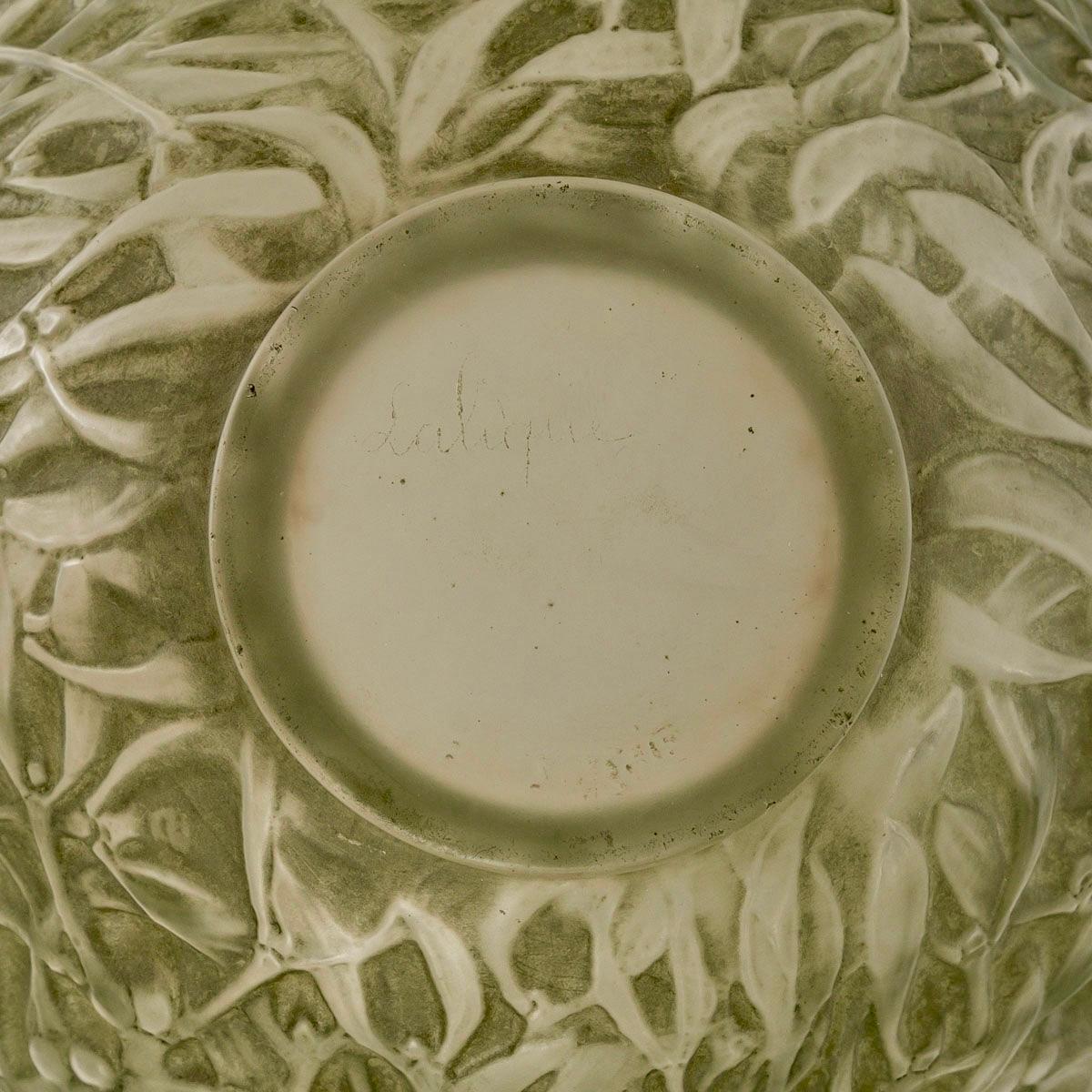 1920 René Lalique - Vase Gui Mistletoe Frosted Glass with Green Patina In Good Condition In Boulogne Billancourt, FR