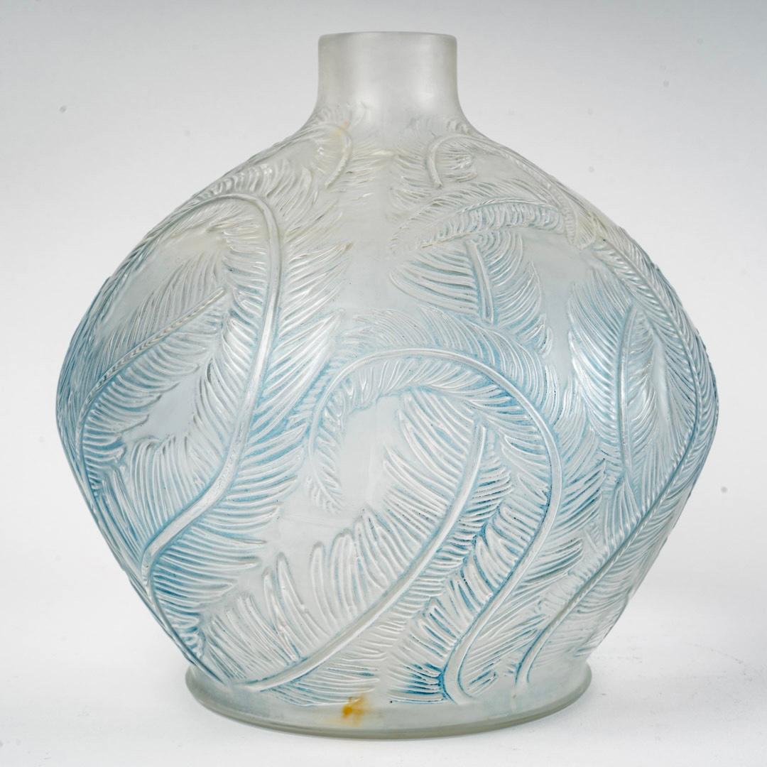 French 1920 René Lalique - Vase Plumes Frosted Glass With Blue Patina