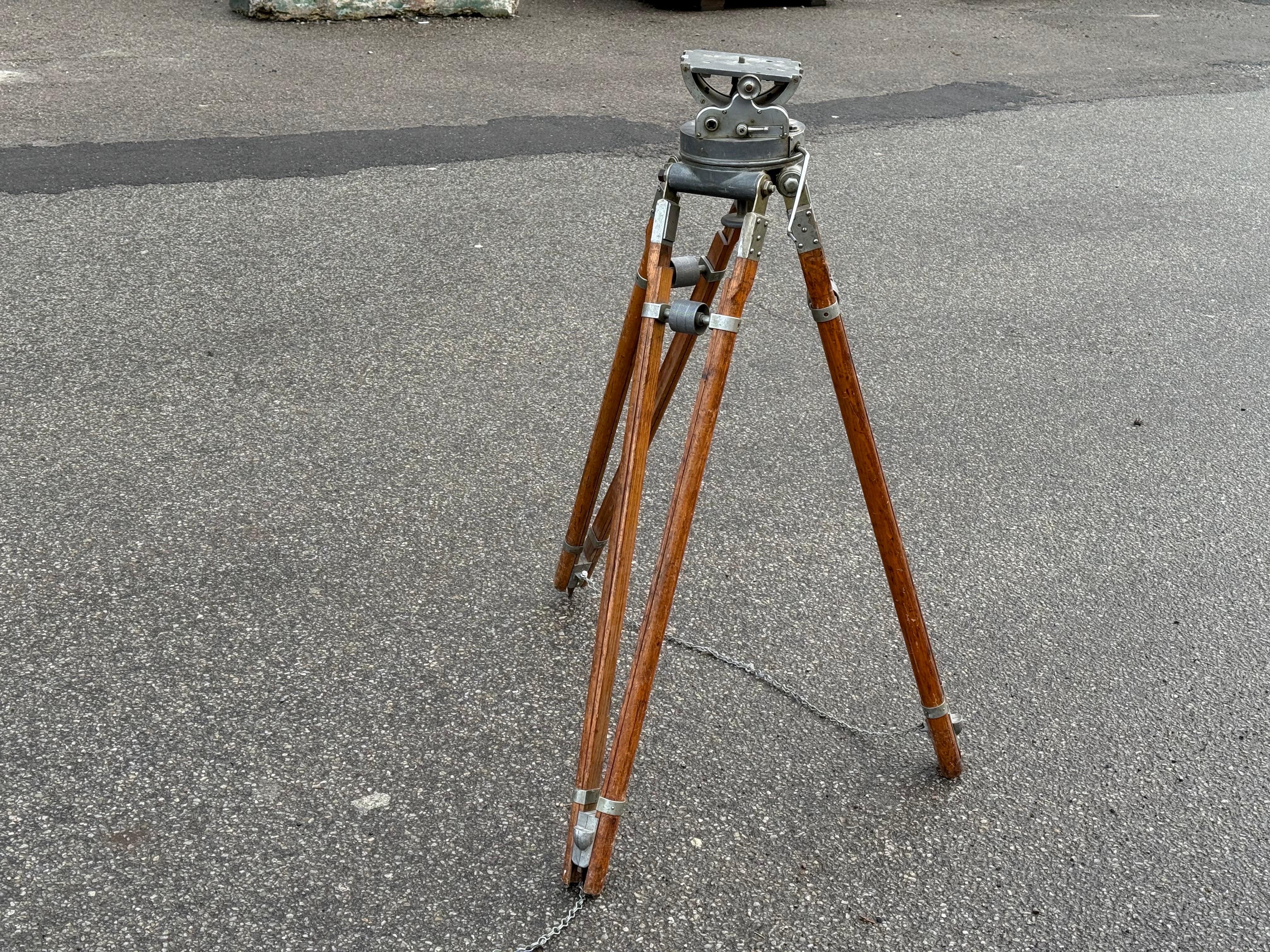 Trépied réglable pour caméra de studio des années 1920. Support de caméra en bois et en fer, doté d'une plate-forme entièrement réglable qui peut être inclinée vers le haut ou fixée comme une surface plane et déplacée vers le haut et vers le bas.